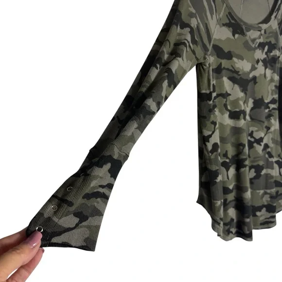 EVEREVE Camo Long Sleeve Thermal Top Sophie Snap Cuff Tee Size Small -- STAPLE - Picture 5 of 9